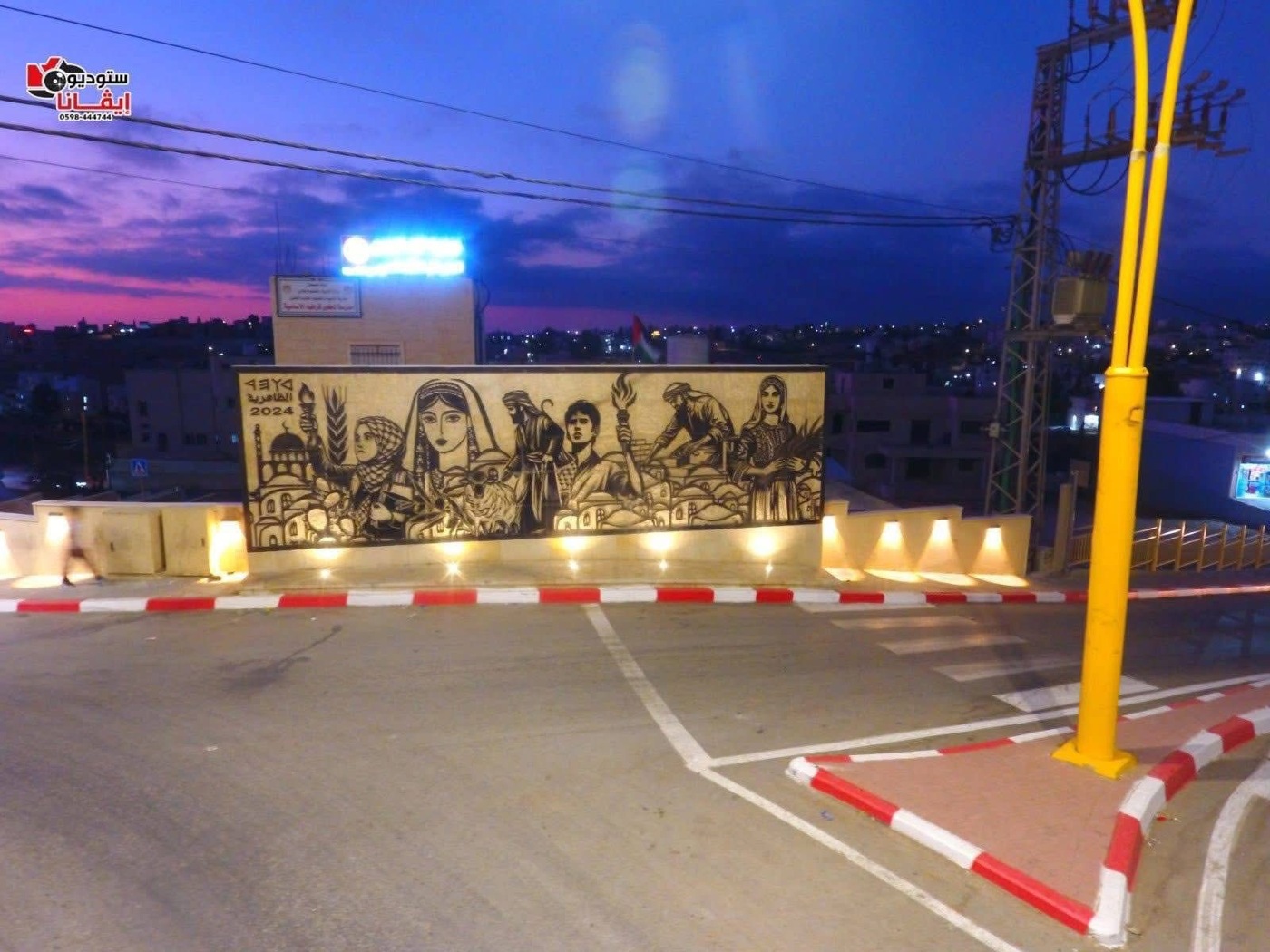 بلدية الظاهرية تُنجز جدارية فنية عند دوار الجامعة 